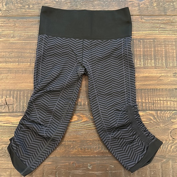 Lululemon In the Flow Crop. - Picture 3 of 4